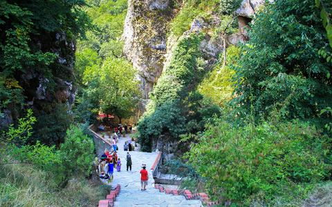 Oylat Mağarası, Bursa’nın İnegöl ilçesindeki Oylat Deresi’nin batı kenarında, kanyon yamacında asılı yatay duruşlu, oluşumunu tamamlamış fosil ve oldukça turistik bir mağara. Türkiye’nin en büyük ikinci mağarası olarak kabul edilen Oylat Mağarası, toplam uzunluğu 700 metre olan dar galerilerden oluşuyor.

Bursa Oylat, harika doğası, ormanlarla çevrili manzarası, temiz havası ve şifalı kaynak sularıyla son dönemde sağlık turizmininin gözde mekanlarından birisi. Oylat’da görülmesi gereken yerlerden Oylat Mağarası fay hatları sonucu oluşmuş. Mağara ışıklandırması iyi. Muhteşem atmosferi net görebiliyorsunuz. Damla taş havuzları ile binlerce yılda oluşmuş sarkıt ve dikitler etkileyici.